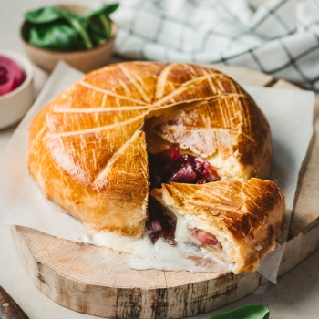 TOURTE AU REBLOCHON ET PICKLES D'OIGNONS ROUGES PAR MARC VEYRAT