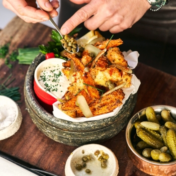 Fish & chips, sauce tartare cornichons et câpres par Julien Duboué