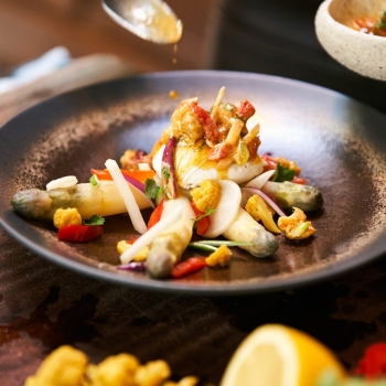 Asperges blanches, œuf mollet et sauce gribiche de pickles par Julien DUBOUÉ