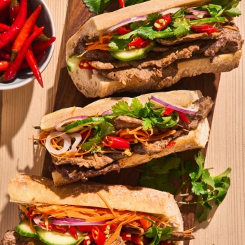 Bahn mi de boeuf mariné et piments Piri Piri