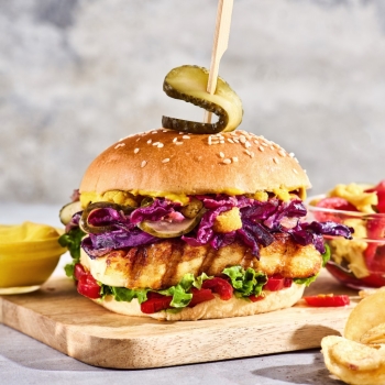 Burger halloumi aux pickles de choux rouges et pickles de jalapenos rouge