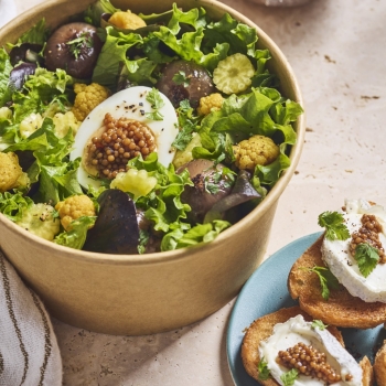 Salade composée et toasts de chèvre cendré