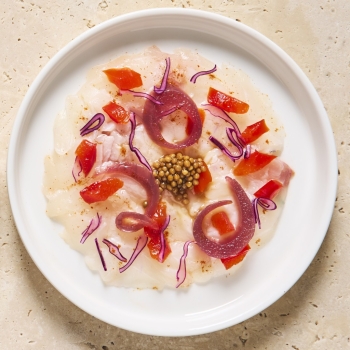 Carpaccio de dorade, pickles de graines de moutarde et pickles de légumes
